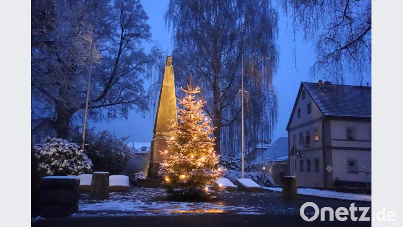 Zusammen mit der ganzjährigen Beleuchtung des Kriegerdenkmals gibt der gemeindliche Christbaum auf dem Marktplatz dem Umfeld eine festliche Atmosphäre. Bild: fjo