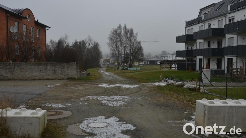 Dieses unbefestigte Teilstück im Baugebiet &quot;Sommerwiesen&quot; war für Barbara Kindl eine Anfrage bei der Bürgerversammlung wert. Bild: dob