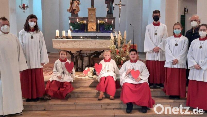 Drei neue Ministranten (sitzend) leisten künftig ihren Dienst am Altar. Sie wurden von den Oberministranten sowie Gemeindereferent Markus Seefeld (links) und Pfarrer Heinrich Rosner (Zweiter von rechts) begrüßt. Bild: mab