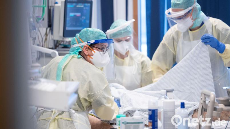 Pflegekräfte versorgen einen Covid-19-Patienten, der im künstlichen Koma liegt und beatmet wird. Symbolbild: Marijan Murat/dpa