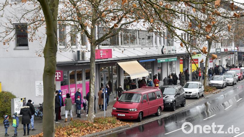 Lange Schlangen gab es am Sonntag vor dem Testzentrum der Marienapotheke in der Marienstraße, das neben dem Drive-In auf dem Real-Parkplatz als einzige Teststation an diesem Tag in Amberg geöffnet hatte. Bild: Petra Hartl