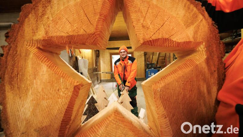 Rustikale Weihnachtsdeko aus Douglasien- und Fichtenholz: Azubi Vince-Robin Zirkel gibt dem Weihnachtsschmuck den letzten Schliff Bild: Martin Hertel/exb