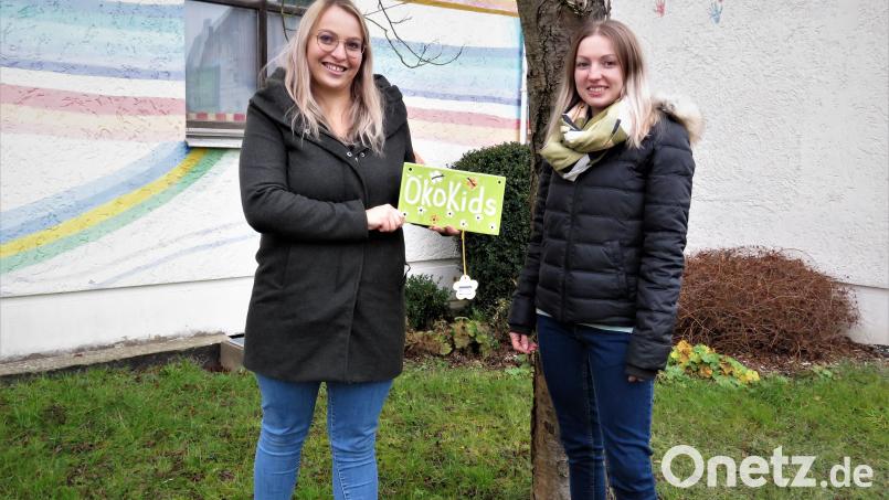 Kinderhaus-Leiterin Katja Bloßfeldt und Kinderpflegerin Vanessa Bradler (von links) sind sehr stolz auf das Zertifikat, das ihre Krippengruppe zu &quot;Öko-Kids&quot; macht. Sie wollen sich im nächsten Jahr wieder um diese Auszeichnung bemühen. Bild: ubb