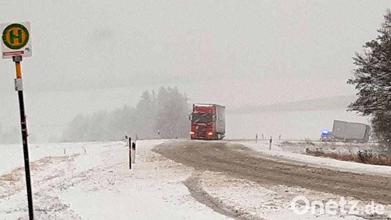 Auf der B 22 bei Obersdorf bleibt am Dienstag ein Lkw stecken. Bild: ils