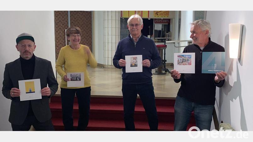 Sie alle haben am neuen Amberger Künstlerkalender mitgewirkt (von links): Manfred Wilhelm, Ulrike Lauter, Norbert Scharf und Achim Hüttner. Bild: Stefan Reuther/exb