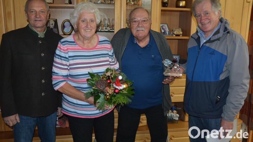 Nach 25-jähriger Tätigkeit als Kampfrichterreferent für den nordischen Skisport wurde Werner Sollfrank (Zweiter von rechts, mit Ehefrau Erika) offiziell verabschiedet. Dankesworte überbrachten vonseiten des Oberpfälzer Skiverbands Kampfrichterreferent Rudolf Hauke (links) und Vizepräsident Anton Bauernfeind. Bild: jr