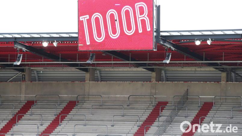 Ein trister Anblick: Den "Tooor"-Jubel beim Regensburger Ausgleich gab es nur auf der Anzeigetafel zu bestaunen. Die Ränge blieben beim Geisterspiel gegen Kiel leer, Bild: Alexander Hassenstein/dpa