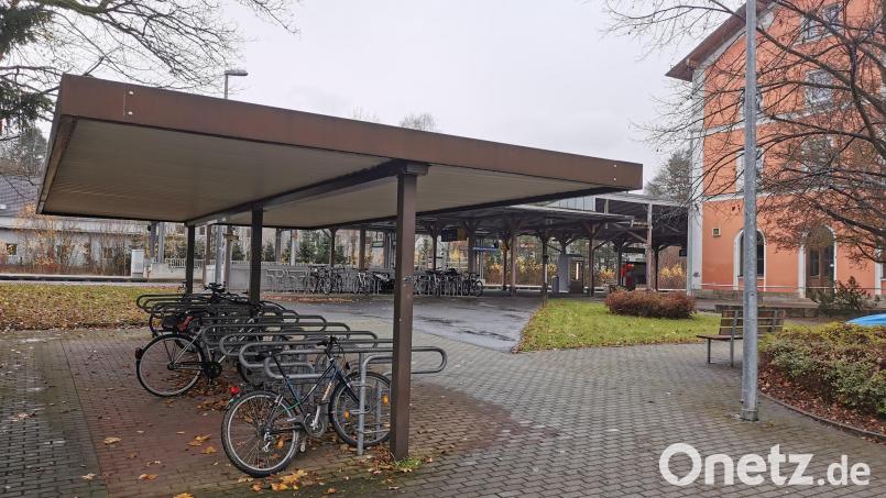 Können Fahrradfahrer ihre Räder am Neukirchener Bahnhof bald in einer modernen Schließfachanlage mit elektronischer Sicherung abstellen? Der Gemeinderat will die Fahrradstellplätze deutlich ausbauen - und berät über drei verschiedene Möglichkeiten. Bild: lei