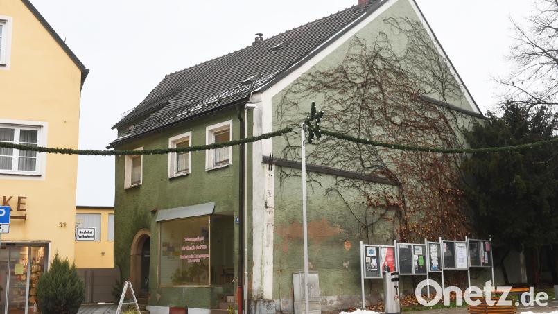 Bis vor zwei Jahren wollte die Stadt das grüne Gebäude am Stadtplatz 43 schräg gegenüber des Lobkowitzschlosses abreißen. Das kommt aber mit dem vorgesehenen Neubau und nach Wegfall der in Aussicht gestellten Fördergelder viel zu teuer. Nun reifen im Stadtrat neue Pläne für das Anwesen. Bild: Gabi Schönberger