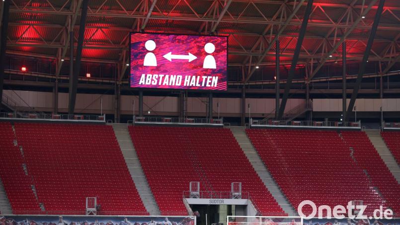&quot;Abstand halten&quot; steht auf der Anzeigentafel über den leeren Tribünen. In Leipzig sind schon seit vergangegner Woche keine Zuschauer mehr zugelassen. Bild: Jan Woitas/dpa