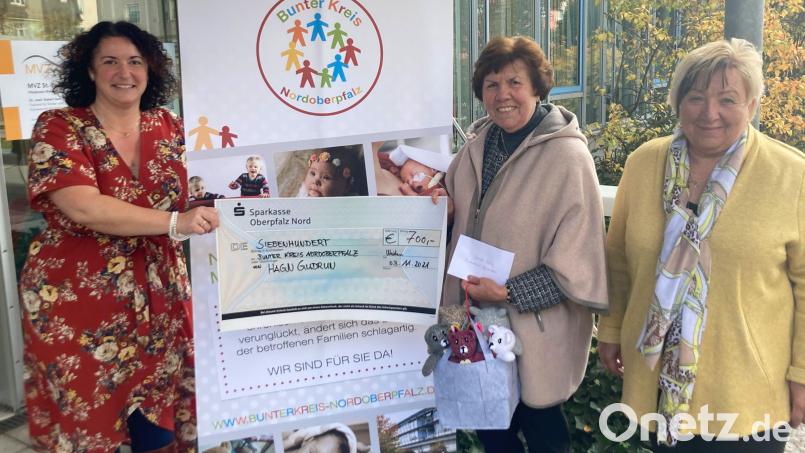 Marina Frister (von links) bedankt sich bei Gudrun Hagn für die Spende über 700 Euro. Den Kontakt zur Nachsorgeeinrichtung hatte Patientenfürsprecherin Marianne Albert vermittelt. Bild: Kliniken Nordoberpfalz, Michael Reindl/exb