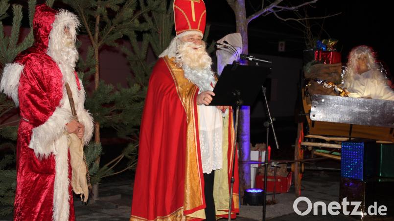„Nikolaus to go“ wie im vergangenen Jahr (Bild) wird es heuer nicht geben. Ganz wollen die Veranstalter den Kindern dieses Erlebnis nicht verwehren. Deshalb kommt der Nikolaus heuer in die Kirche. Bild: kro
