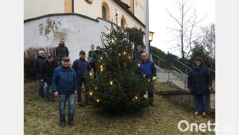 Der Christbaum am Treppenaufgang von St. Emmeram leuchtet seit dem ersten Adventsonntag – und das hoffentlich weiterhin unbeschadet. Bild:  Maria Schlögl/exb