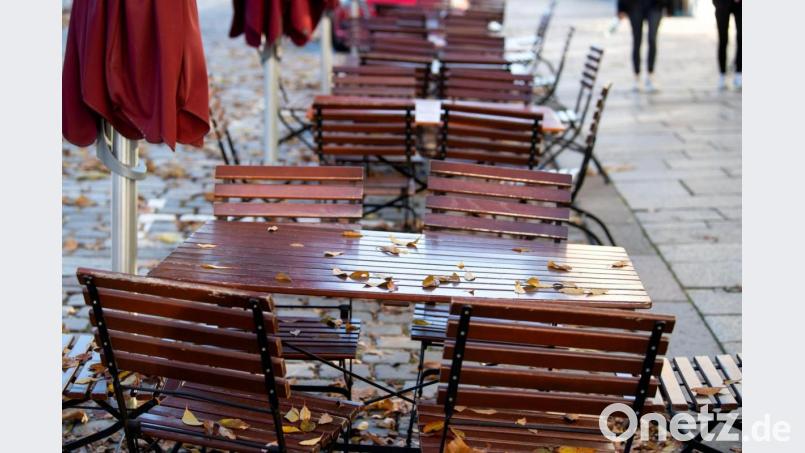 Die ersten beiden bayerischen Landkreise dürfen die wegen Inzidenzen von mehr als 1000 verhängten verschärften Corona-Regeln wieder lockern. Symbolbild: Sven Hoppe