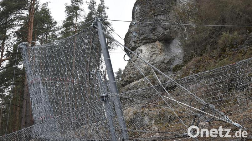 Eine Felssicherung schützt Autofahrer und Passanten vor herabstürzenden Steinbrocken. Archivbild: bö