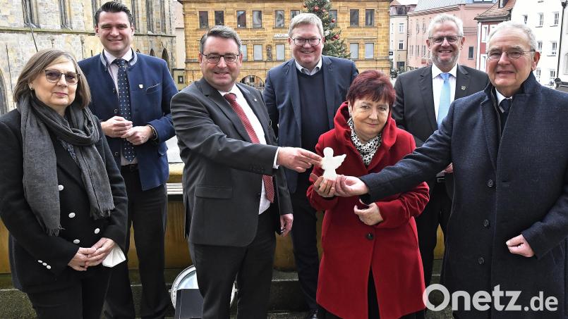 100.000 Euro spendet der Amberger Hospizverein für den Neubau des Bruder-Gerhard-Hospiz in Schwandorf. Symbolisch wurde im Amberger Rathaus ein Schutzengel überreicht (von links): Gisela Pöhler (Vorsitzende Hospizverein Schwandorf), Schwandorfs Landrat Thomas Ebeling, Martin Steinkirchner (Johanniter), Ambergs Oberbürgermeister Michael Cerny, Evi Bauer-König (stellvertretende Vorsitzende Hospizverein Amberg), Schwandorfs Oberbürgermeister Andreas Feller und Ambergs Hospizverein-Vorsitzender Georg-Franz Fröhler. Bild: Petra Hartl