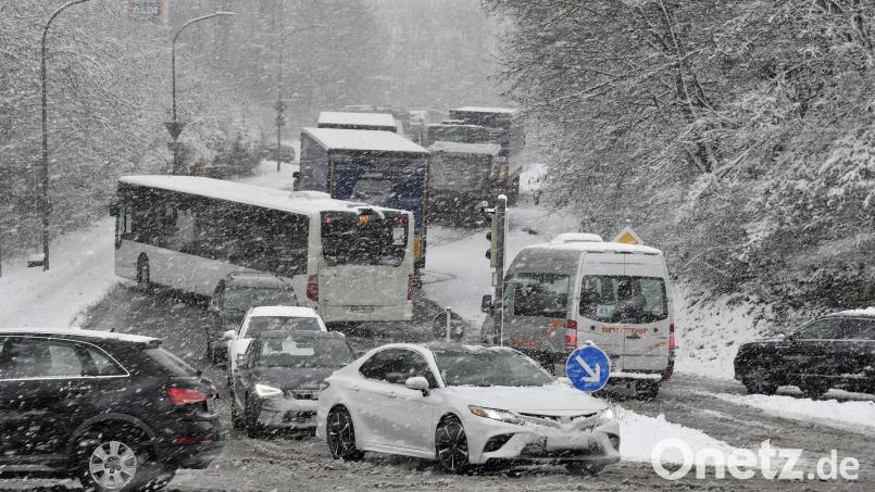 Mehrere Lkw sind am Hang liegen geblieben und kommen werde vor noch zurück, Schulbusse und Autos müssen sich umständlich vorbeischlängeln. Wie hier die B14-Auffahrt an der Krötensee-Kreuzung in Sulzbach-Rosenberg sorgte dichter Schneefall im ganzen Landkreis und in Amberg für Chaos auf den Straßen. Bild: Petra Hartl