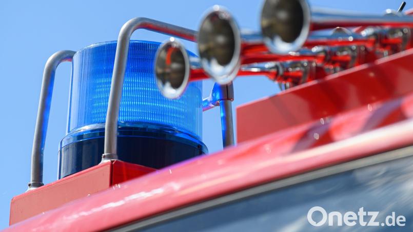 Das Blaulicht leuchtet auf einem Einsatzfahrzeug der Feuerwehr. Foto: Robert Michael/dpa-Zentralbild/ZB/Symbolbild Bild: Robert Michael