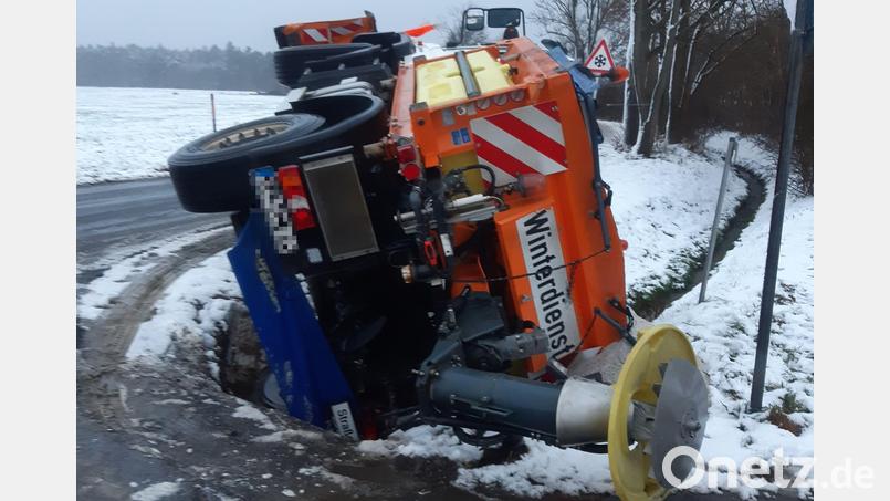 Ein Winterdienstfahrzeug der Stadt Weiden landet bei Latsch im Straßengraben. Bild: Marc Badhorn/Stadt Weiden