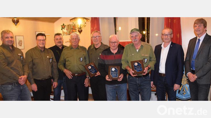 Bei seiner 50-Jahr-Feier ehrt der Fischereiverein Rieden einige Mitglieder (von links): Zweiter Vorsitzender Thomas Wischniowski, Vorsitzender Dieter Teich, Fischereipräsident Hans Holler, Erich Hammer, Leo Pongratz, Adolf Fleischmann, Herbert Wischniowski, Bürgermeister Erwin Geitner und Landratsstellvertreter Michael Rischke. Bild: bö