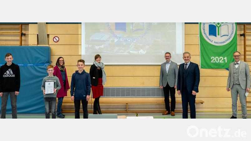 Bürgermeister Bernd Sommer, Landrat Roland Grillmeier, Realschuldirektor Stephan Drexler, die Lehrkräfte Barbara Strenge und Birgit Plößner sowie die Schüler Kevin Bodenstein, Lukas Kraus und Elias Haberkorn (von rechts) freuen sich über den Titel „3-Sterne-Umweltschule in Europa“ für die Realschule im Stiftland. Bild: Tobi Frauendorfer/Realschule im Stiftland/exb