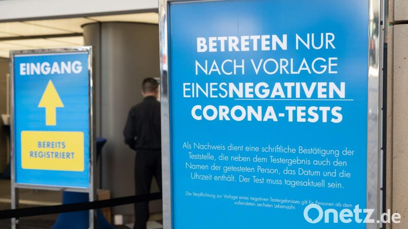 Das Symbolfoto entstand zu einem früheren Zeitpunkt in der Pandemie vor einem Kaufhaus in Dortmund - eine Testpflicht für alle gilt nun auch für die Teilnahme an Gremiumssitzungen in Mitterteich. Symbolbild: Bernd Thissen/dpa