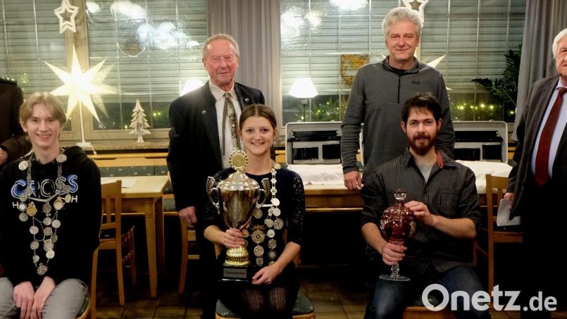 In der Königs- und Pokalproklamation ehren die Flosser Schützen die neuen Meister und Pokalsieger. Vorne, von links: Jugendkönig Julian Scherer, Schützenkönigin und Pokalgewinnerin Ilona Hunsperger und Pokalgewinner Dominik Kraus. Hinden, von links: Schützenmeister Siegfried Kellner, Pokalspender Erich Schieder, Bürgermeister Robert Lindner und Ehrenmitglied, Schützenkommissar Fred Lehner. Bild: le