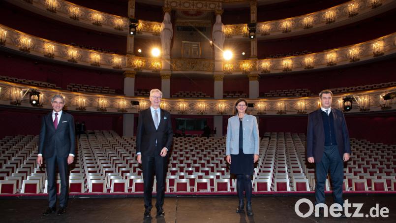 Nur ausgewählte Persönlichkeiten durften beim Festakt zum 75. Geburtstag der bayerischen Verfassung im Nationaltheater in München teilnehmen. Bild: Sven Hoppe/dpa