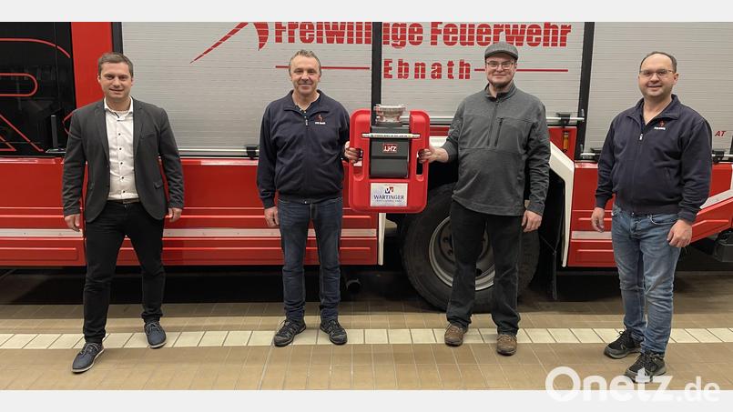 Über die Spende von Stefan Wartinger (Zweiter von rechts) freuten sich Bürgermeister Wolfgang Söllner (von links), Kommandant Gerhard Horn und stellvertretender Kommandant Michael Knott. Bild: soj