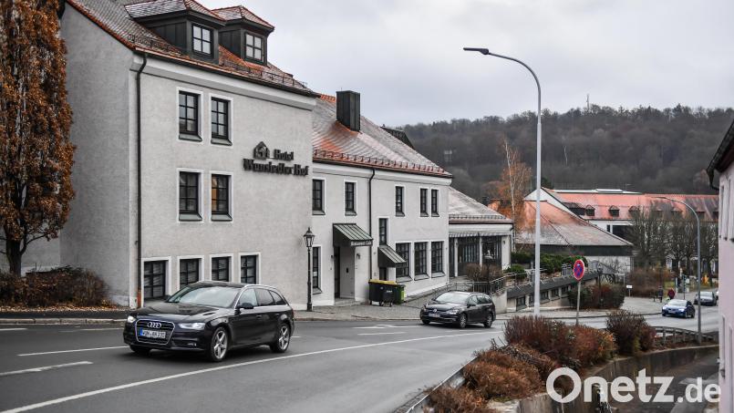Das Hotel &quot;Wunsiedler Hof&quot; und die Fichtelgebirgshalle hat der Landkreis Wunsiedel von der Stadt Wunsiedel erworben. In dem Gebäudekomplex soll eine neue Abteilung des Scanzentrums des Finanzamts einziehen. Raumbedarf hat auch die Landkreisbehörde. Bild: Florian Miedl/FPH