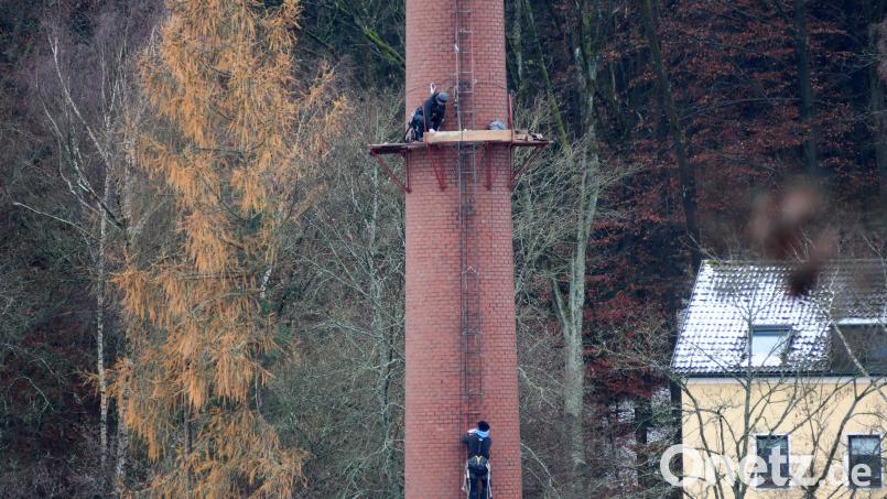Arbeiter beginnen mit den Vorbereitungen zum Abbau des Kamins der ehemaligen Bleikristallfabrik Tritschler. Bild: ui