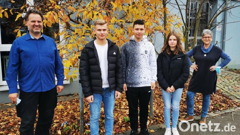 Tim Domeyer (M10, Zweiter von links) ist neuer Bezirksschülersprecher. An der Grund- und Mittelschule in Kemnath bildet er mit Verbindungslehrer Johannes Birkner, den Schülersprechern Rico Schicker (M9b) und Schülersprecherin Michelle Krause (M10), Verbindungslehrerin Heidrun Schelzke-Deubzer (von links) sowie den Klassensprechern die Schülermitverwaltung. Bild: jzk