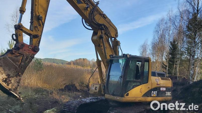 Mit dem Bagger rücken die Arbeiter am Großen Rußweiher, auch Obersee genannt, an. Die Maßnahme soll dem Artenschutz dienen. Bild: Martin Gottsche/exb