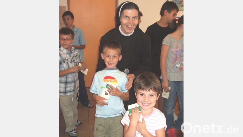 Schwester Genoveva hofft, dass sie mit den Spenden aus Kemnath den Kindern im Kinderheim Egipad in Sarajewo eine kleine Weihnachtsfreude bereiten kann. Archivbild: jzk