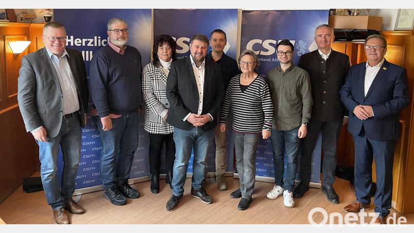 Daniel Müller (Vierter von links) bleibt Vorsitzender des CSU-Ortsverbandes Raigering-Krumbach. Auf dem Bild sind zudem die Ehrengäste und gewählten Vorstandsmitglieder zu sehen. Bild: Marco Mulzer/exb