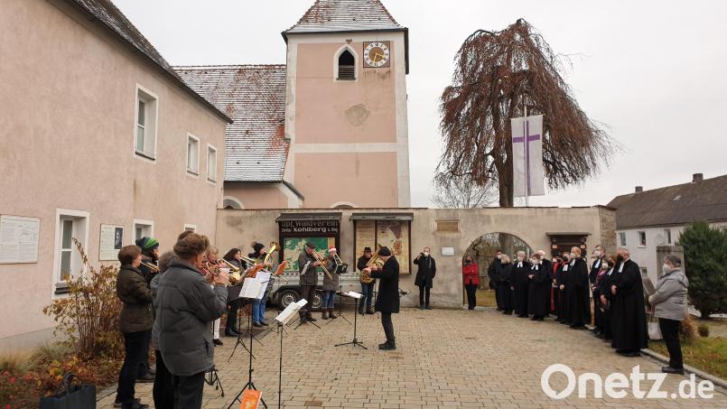 Ständchen für den neuen Pfarrer: Die Bläserinnen und Bläser des Kohlberger Posaunenchores hatten extra ein Weihnachtslied aus Brasilien einstudiert. Bild: Susanne Götte /exb
