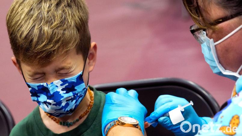 Augen zu, auch wenn der Piks meistens gar nicht zu spüren ist. Die Vorbereitungen für die Impfung der Fünf- bis Zwölfjährigen laufen. Bild: Keith Birmingham/dpa