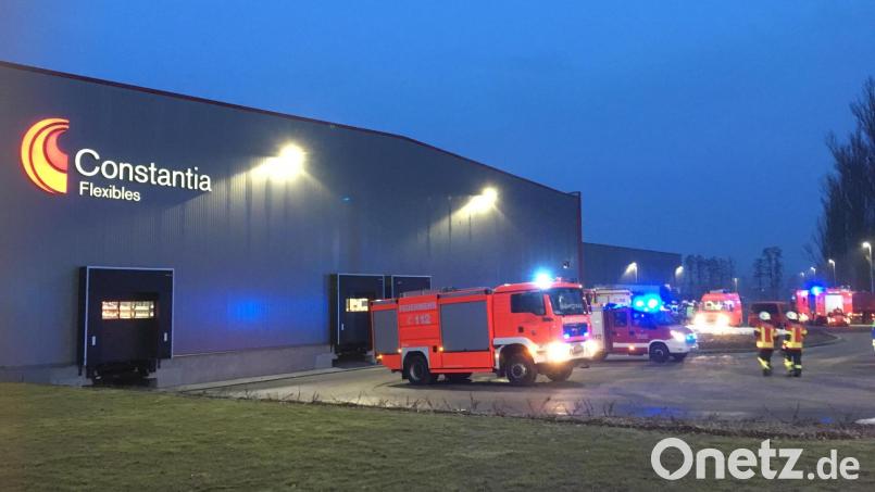 Bei größeren Einsätzen, wie hier 2019, wurde die Werkfeuerwehr von Constantia bei Bedarf von der Feuerwehr Pirk unterstützt. Mit Auflösung der Werkfeuerwehr zum Jahresende kommen auf die kommunale Feuerwehr mehr Aufgaben zu. Weiden soll dabei unterstützen. Archivbild: August Beer
