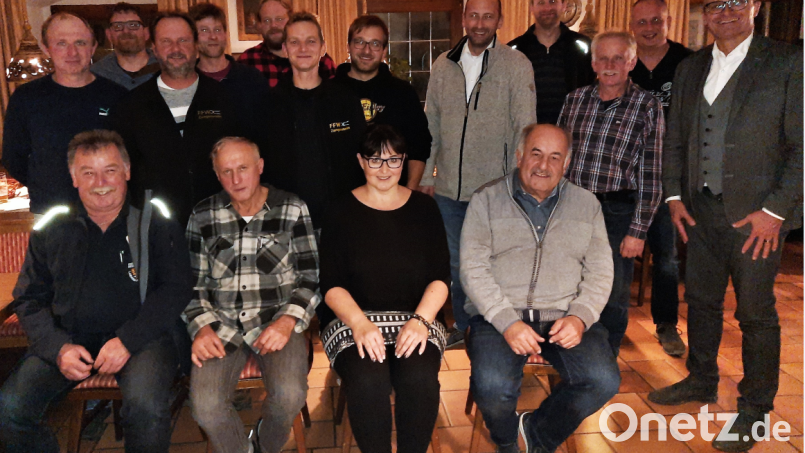 Die sechs Ortsfeuerwehren und der Bürgermeister arbeiten konstruktiv zusammen. Dazu trägt auch die jährliche Dienstversammlung teil. Für Bürgermeister Maximilian Beer (rechts) war es die 25. Zusammenkunft. Dabei waren auch Kreisbrandrat Christian Demleitner (Fünfter von rechts stehend), Kreisbrandinspektor Richard Fleck (sitzend rechts), Kreisbrandmeister Konrad Hoch (sitzend links), Feuerwehrsachbearbeiterin Ute Voith von der VG und zweiter Bürgermeister Franz Stockerl. Bild: Franz Stockerl/exb