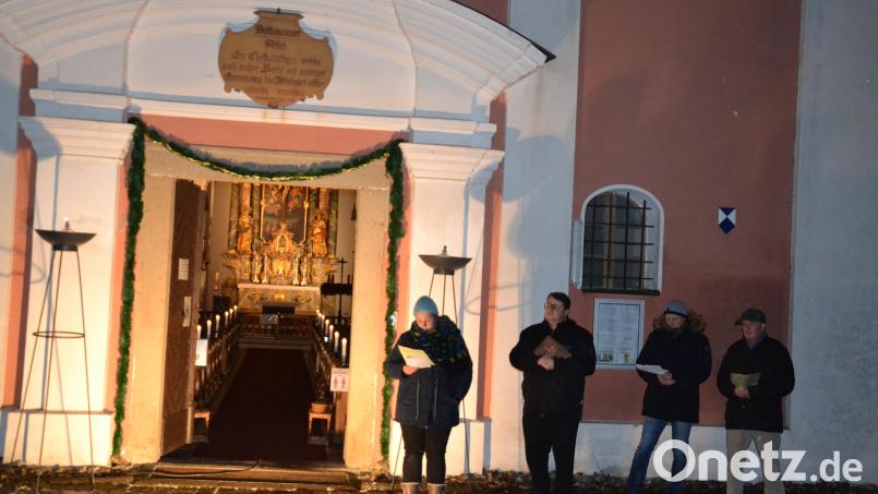 Das erste Adventfenster wurde an der Wieskirche geöffnet. Dazu trugen der OWV, PGR sowie die Bläser und das Kirchenchor-Ensemble bei. Bild: gi