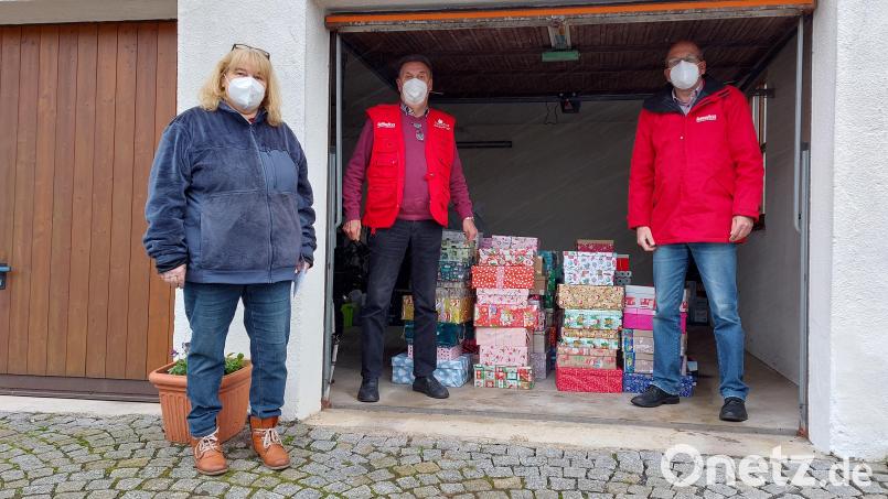Zwei Fahrer der Aktion &quot;Humedica&quot; und die Vorsitzende der KLB Wernersreuth, Brigitte Meyer. Bild: Brigitte Meyer/exb