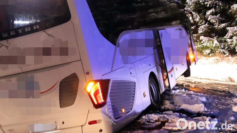 Ein Schulbus geriet auf schneeglatter Fahrbahn bei Thurndorf in den Straßengraben. Bild: jma