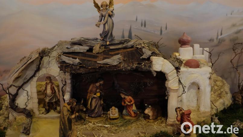 Mit Beginn der Adventszeit lohnt sich ein Besuch der Jahreskrippe mit ihren sechs biblischen Szenen in der katholischen Pfarrkirche St. Johannes der Täufer. Gesammelte und noch eingehende Spenden werden ausschließlich für die Anschaffung der Figuren für die siebte Szene, die zu Ostern 2022 vorgestellt werden soll, verwendet. Bild: le