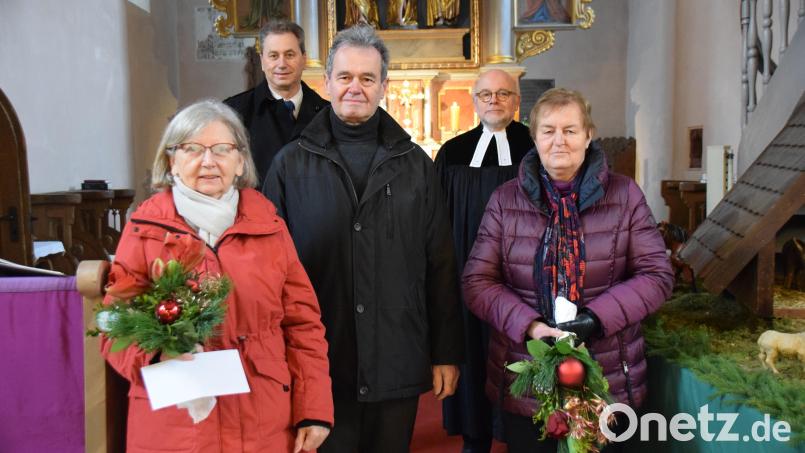 von links: Erika Hiltl, Erich Pickelmann, Siegfried Knahn, Pfarrer Matthias Ahnert und Leni Knahn bei der Verabschiedung als Hausmeister Bild: wku