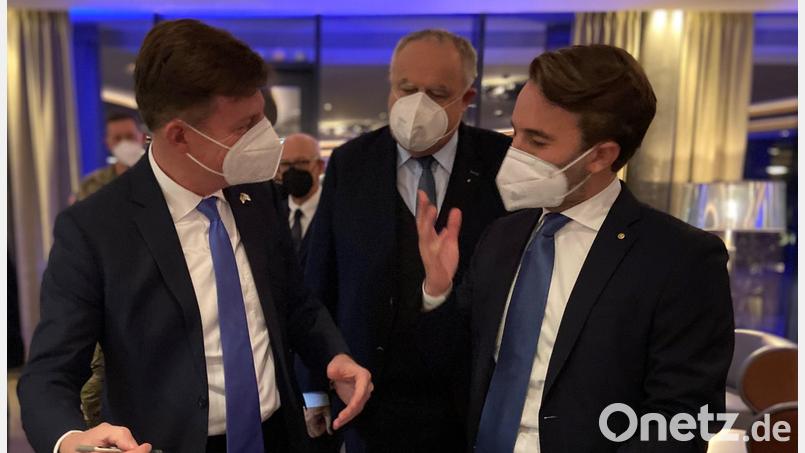 US-Generalkonsul Tim Liston (von links) im Gespräch mit Rotary-Präsident Lothar Höher und Severin Hirmer, Vizebürgermeister von Weiherhammer. Bild: Lt. Col. Michael Weisman (7th ATC)