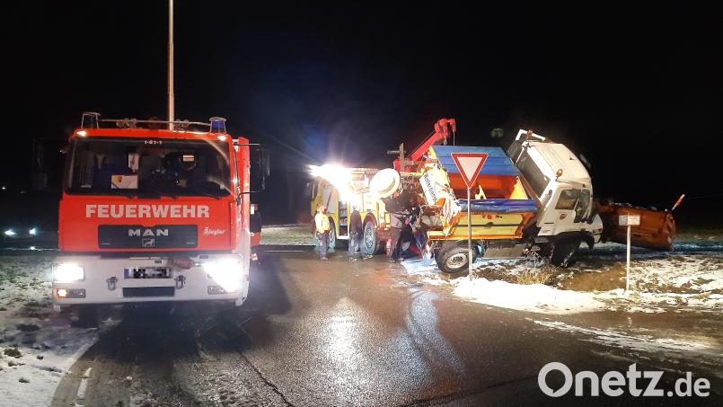 Bei Latsch geriet am Dienstagnachmittag ein Winterdienstfahrzeug der Stadt Weiden in den Straßengraben. Die Bergungsarbeiten dauerten bis zum Abend an. Bild: Marc Badhorn/Stadt Weiden