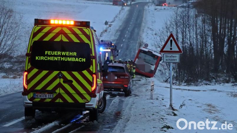 Bei Heinersberg rutschte am Dienstag bei dichtem Schneefall ein Omnibus in den Straßengraben. Bild: jma