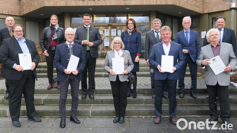 Jürgen Neuber, Robert Wutz, Brigitte Hecht, Reinhard Jäckel und Berthold Kick (vorne von links) erhielten die kommunale Dankurkunde des bayerischen Innenministers. Landrat, Bürgermeister und Abgeordnete (zweite Reihe) gratulierten. Bild: Hirsch