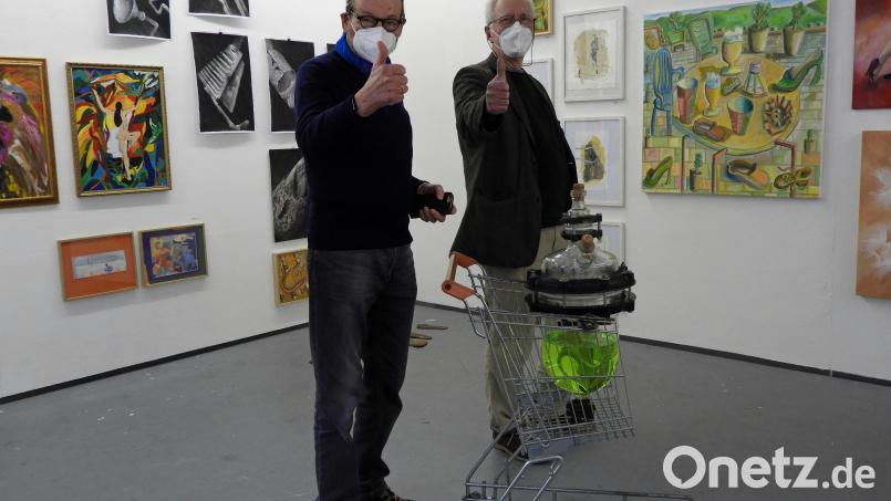 „Passt“, sagen die Kuratoren Uwe Müller (links) und Wolfgang Herzer über die Mitgliederausstellung des KV und des AK Kunst. Bild: Winkler
