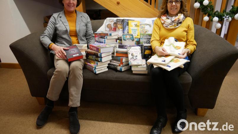 Über 120 neue Medien kann das Team der Stadtbücherei Waldsassen präsentieren. Neben zahlreichen Büchern, Spielen und DVDs bieten Gerda Sommer und Andrea Burger (von links) jetzt auch ein Lesestart-Set für Dreijährige zur unentgeltlichen Abgabe an. Bild: hmr
